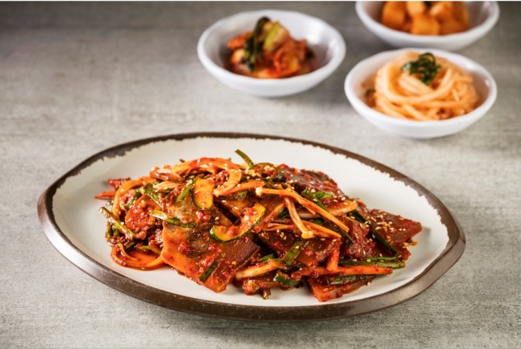 유치회관 수육무침 — 특제 양념에 버무린 새콤달콤한 별미