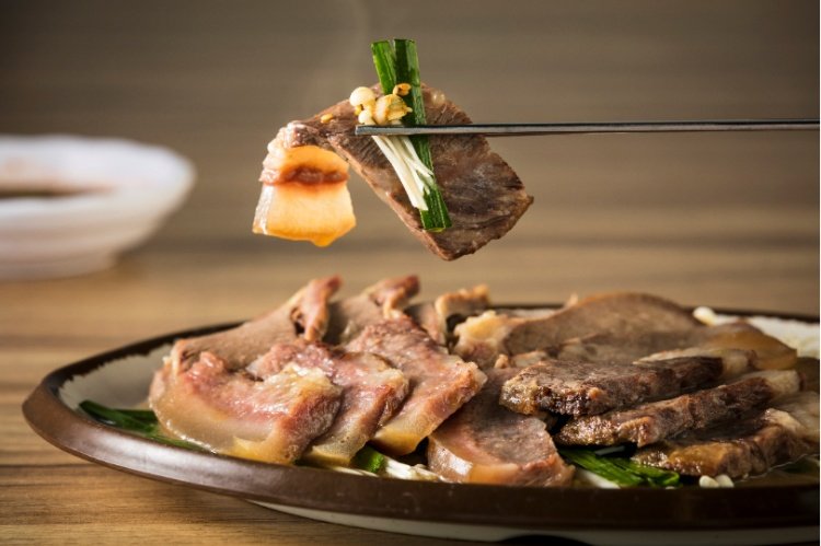 유치회관 수육 — 부드러운 프리미엄 머릿고기 보양 요리